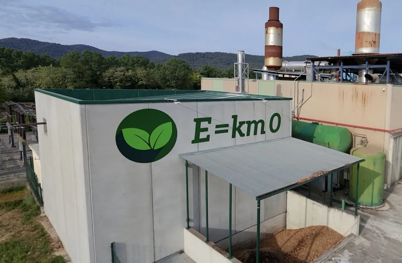 Caldera de biomassa de LC Paper amb el lema E = km 0
