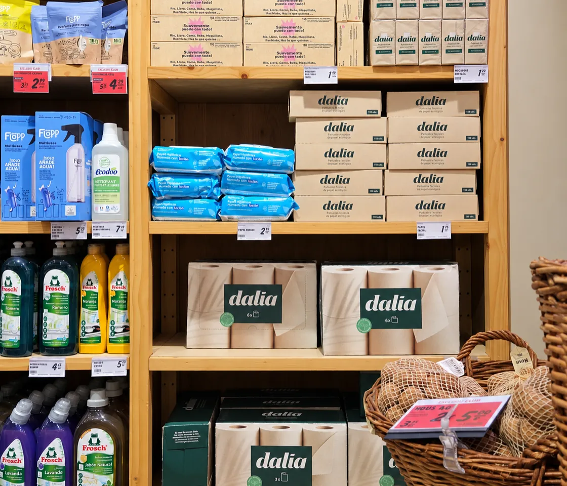 La gamma Dalia al lineal d'una botiga: mocadors de butxaca i facials, paper higiènic i paper de cuina en capses de cartró